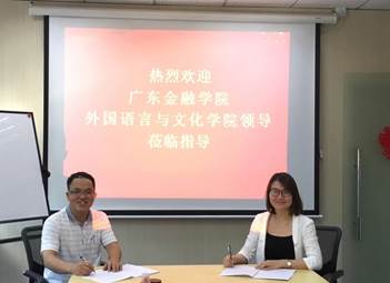说明: D:\0威廉williamhill体育\实践教学及实习基地建设\2019广金威廉williamhill体育举行实习基地签约授牌仪式\黄经理签约.jpg